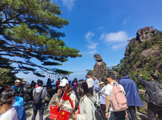 科學(xué)管理與暖心服務(wù)并重，三清山景區(qū)客流有序涌動(dòng)展新貌