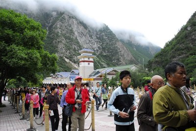 九寨溝單日游客破2萬(wàn)，景區(qū)管理如何應(yīng)對(duì)春游高峰？